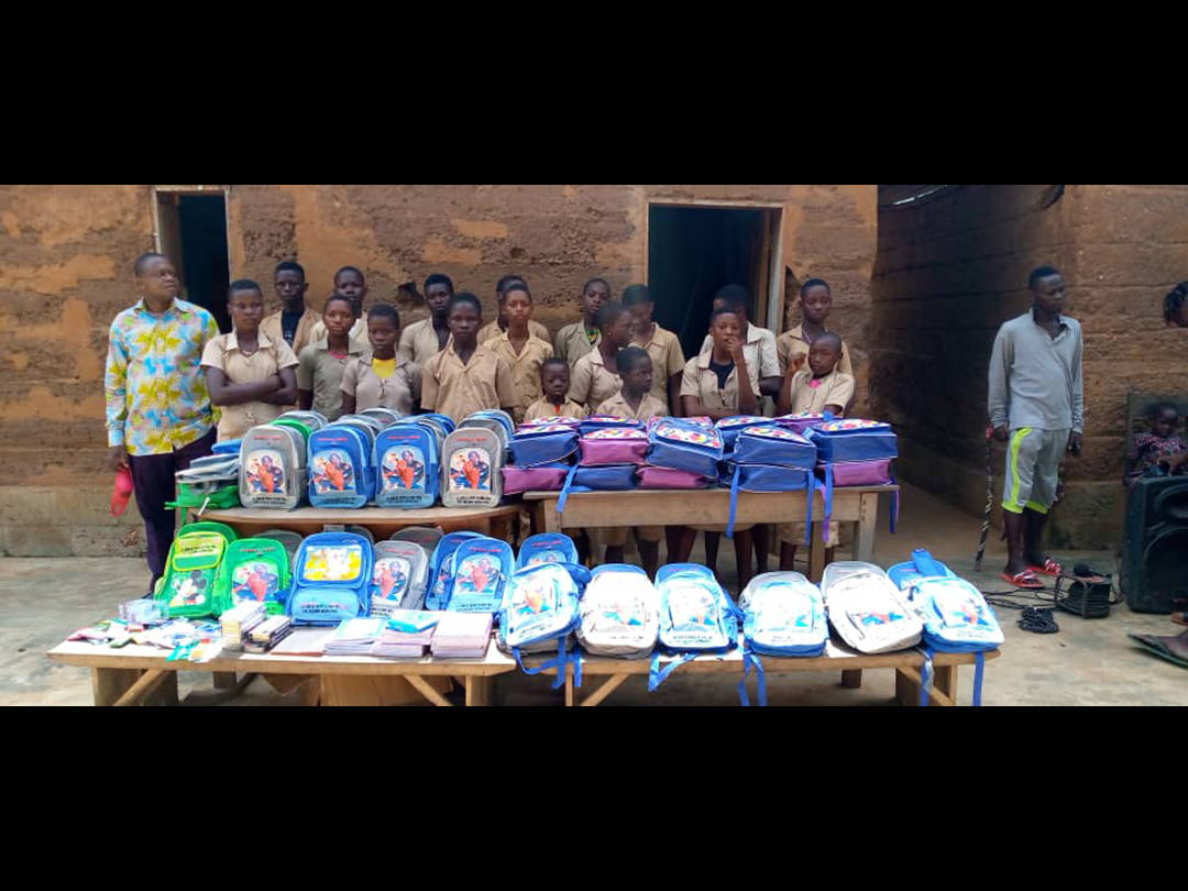 Oct 2020 : Distribution des kits scolaires à Hlodo