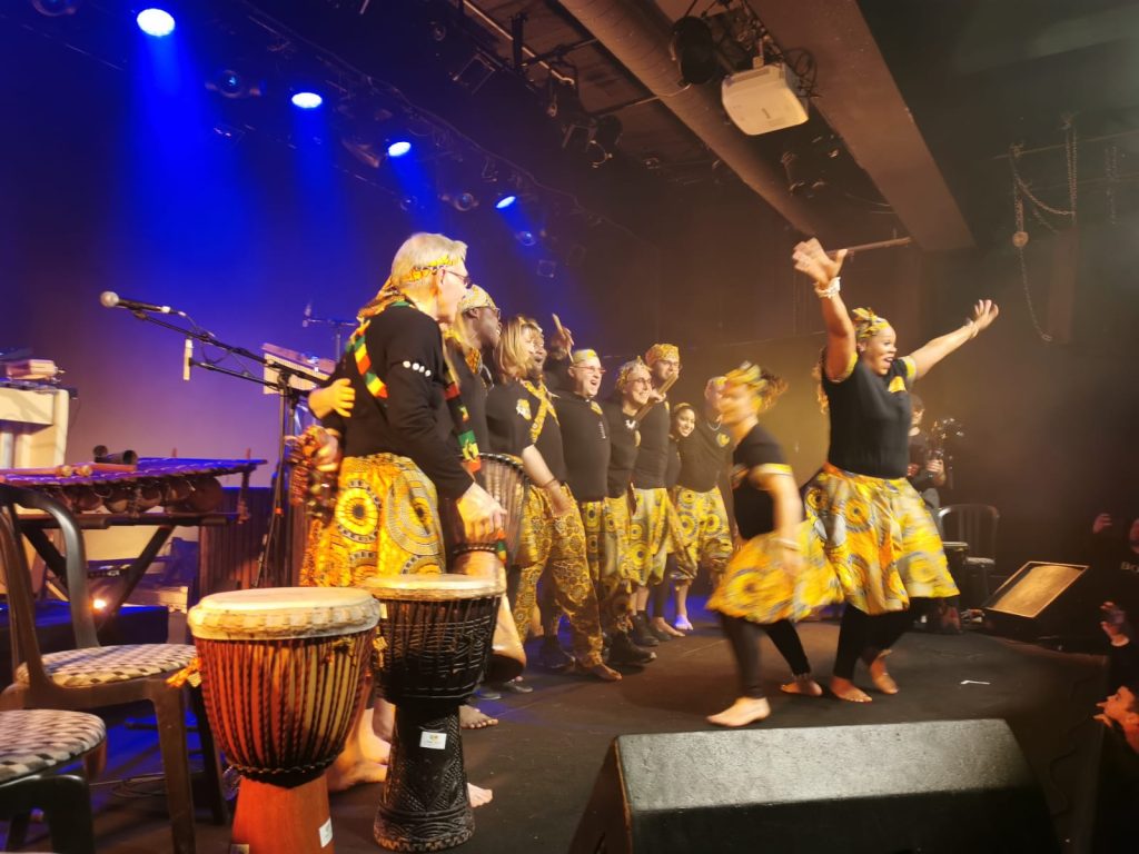 Groupe Doo Nú Wé, percussions et danse africaine, sous la direction de Freddy Tingo