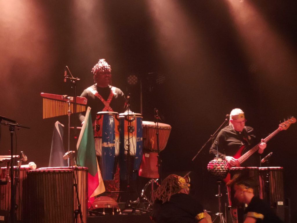 Groupe Doo Nú Wé, percussions et danse africaine, sous la direction de Freddy Tingo