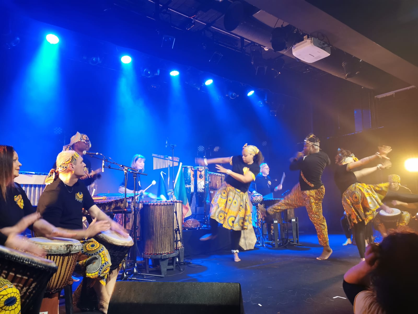 Groupe Doo Nú Wé, percussions et danse africaine, sous la direction de Freddy Tingo