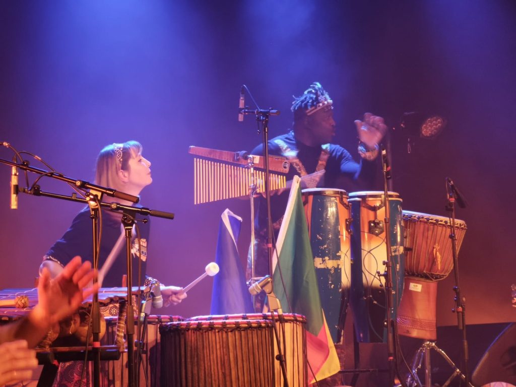 Groupe Doo Nú Wé, percussions et danse africaine, sous la direction de Freddy Tingo